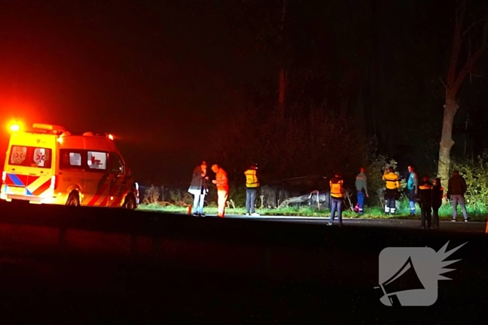 Auto belandt op de kant op snelweg