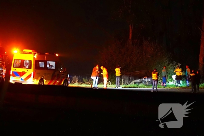 Auto belandt op de kant op snelweg