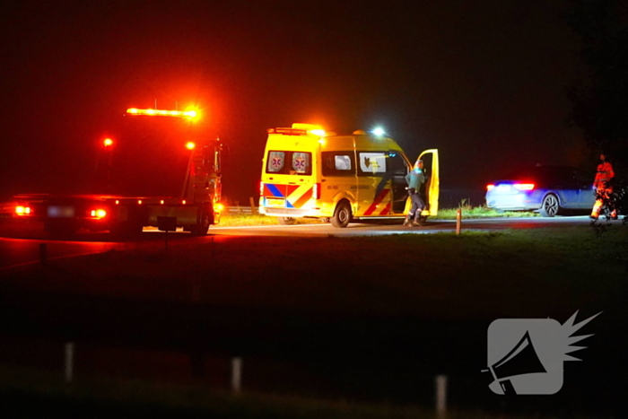 Auto belandt op de kant op snelweg