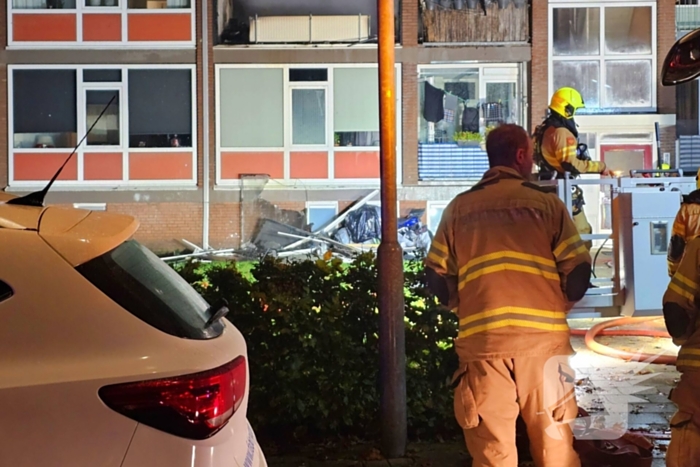 Dode bij zeer grote brand in flat na explosie