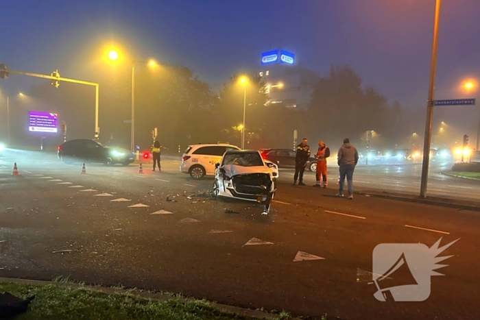 Flinke schade bij botsing tussen twee voertuigen