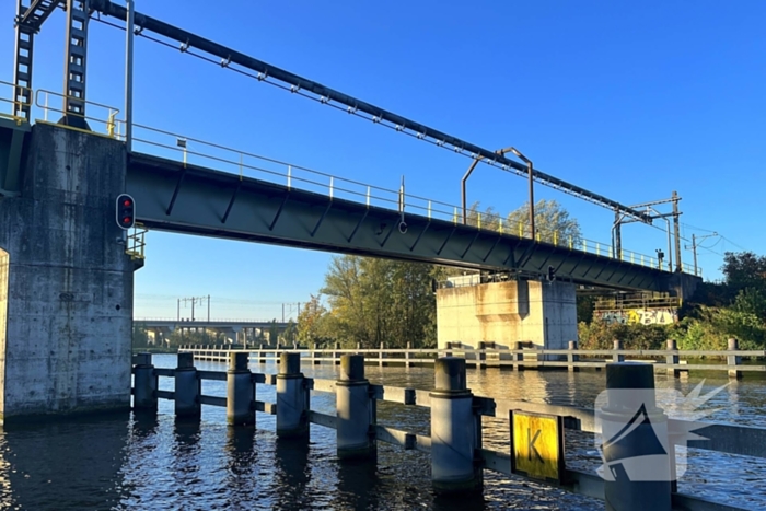 Treinverkeer gestremd door aanvaring met spoorbrug