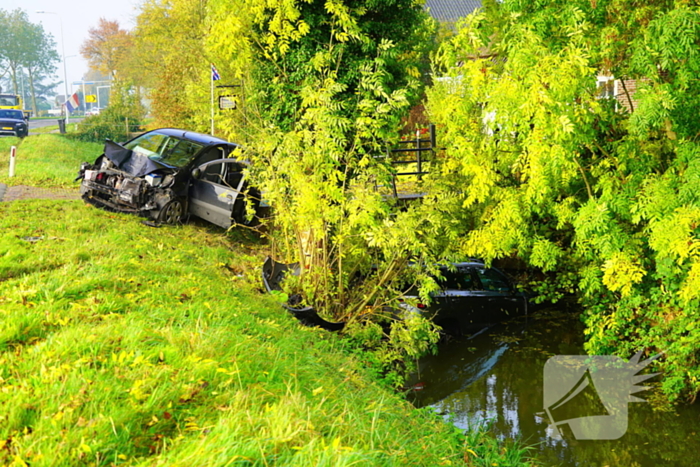 Auto belandt in sloot bij aanrijding tussen drie voertuigen