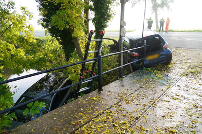 Auto belandt in sloot bij aanrijding tussen drie voertuigen