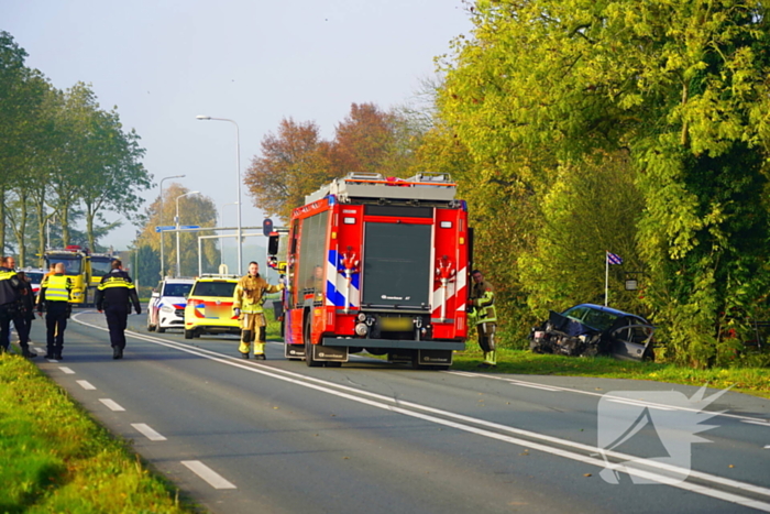 Auto belandt in sloot bij aanrijding tussen drie voertuigen