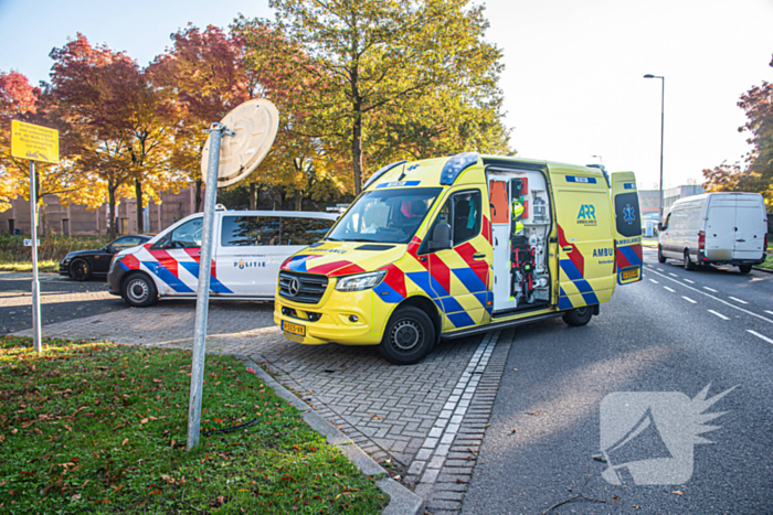 Auto botst tijdens keren op boom