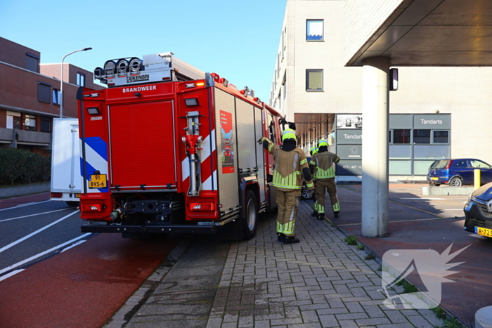 Oldtimer verliest brandstof in parkeergarage