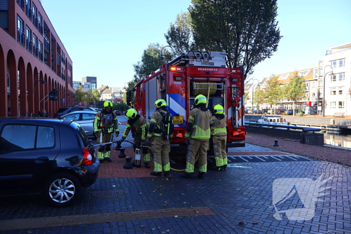 Oldtimer verliest brandstof in parkeergarage