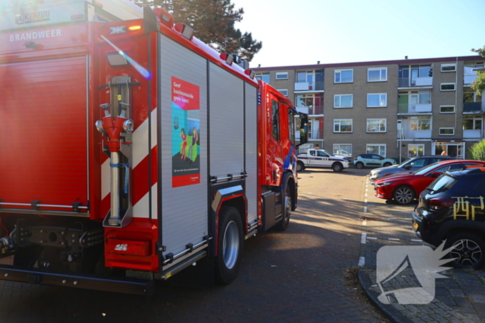 Persoon door hijskraan uit flatwoning getakeld