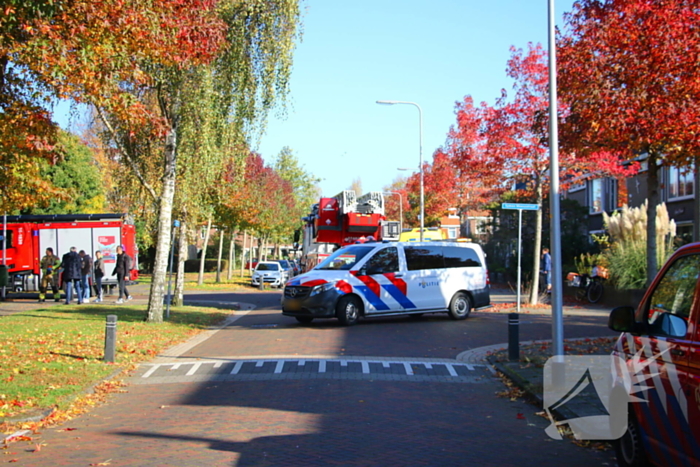 Persoon door hijskraan uit flatwoning getakeld