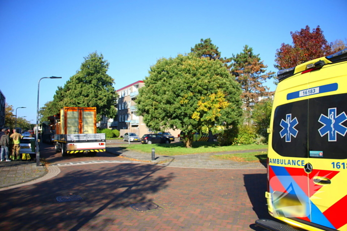 Persoon door hijskraan uit flatwoning getakeld