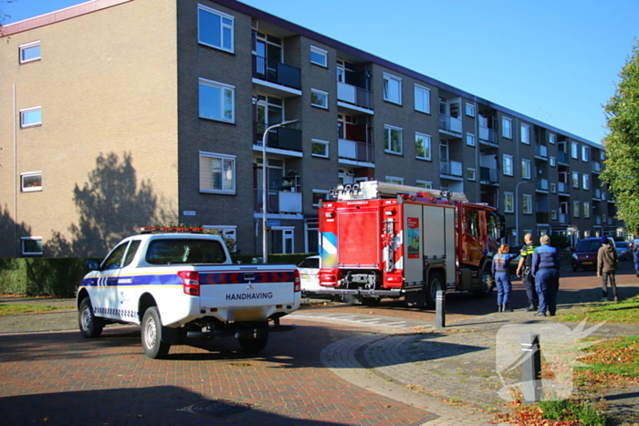 Persoon door hijskraan uit flatwoning getakeld