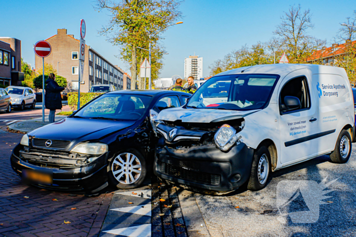 Botsing tussen personenauto en bestelbus