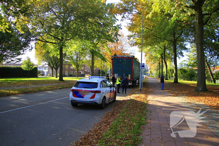 Oplegger beschadigd na botsing met viaduct