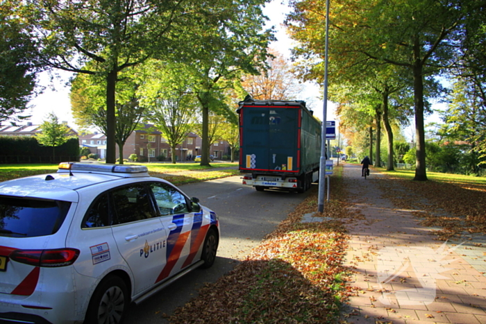 Oplegger beschadigd na botsing met viaduct