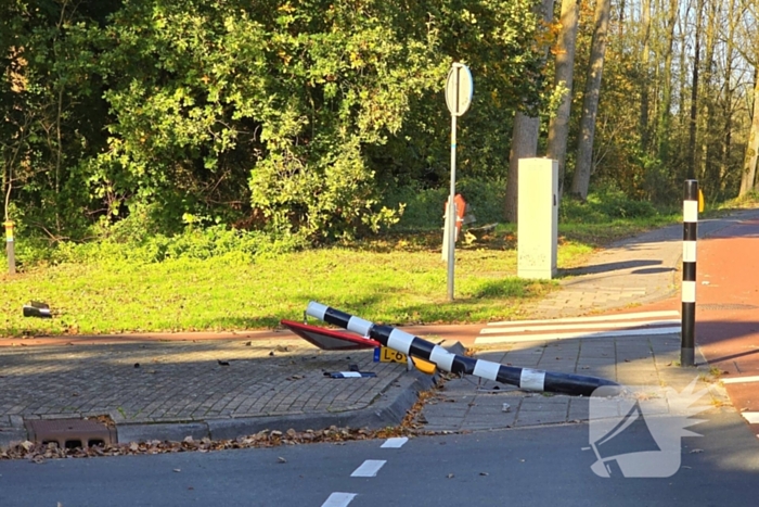 Bestuurster verliest controle en botst tegen verkeersbord