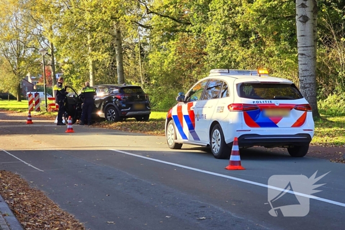 Bestuurster verliest controle en botst tegen verkeersbord