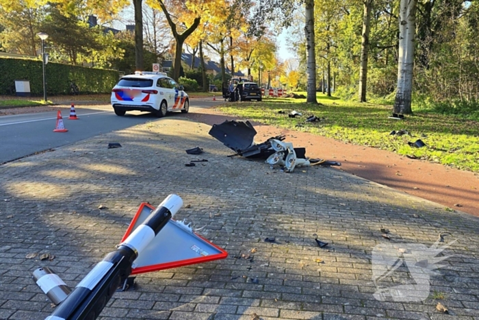 Bestuurster verliest controle en botst tegen verkeersbord