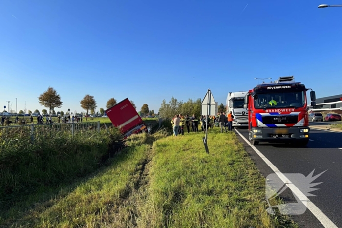 Vrachtwagencombinatie raakt van de weg en eindigt in sloot