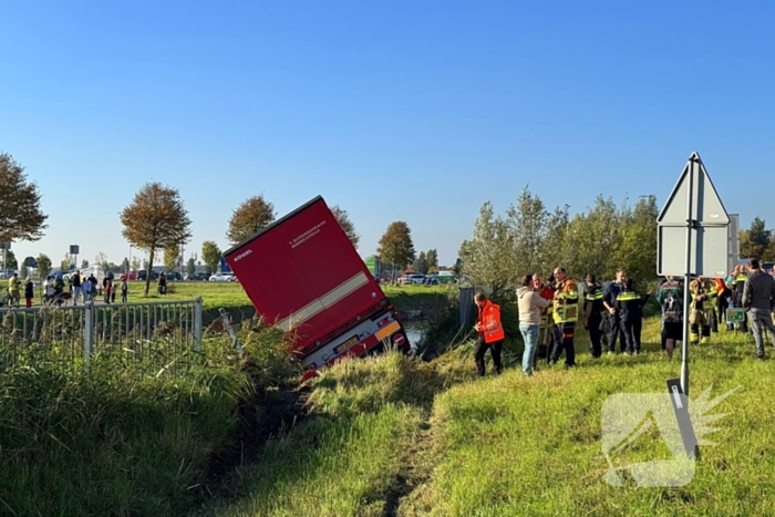 Vrachtwagencombinatie raakt van de weg en eindigt in sloot