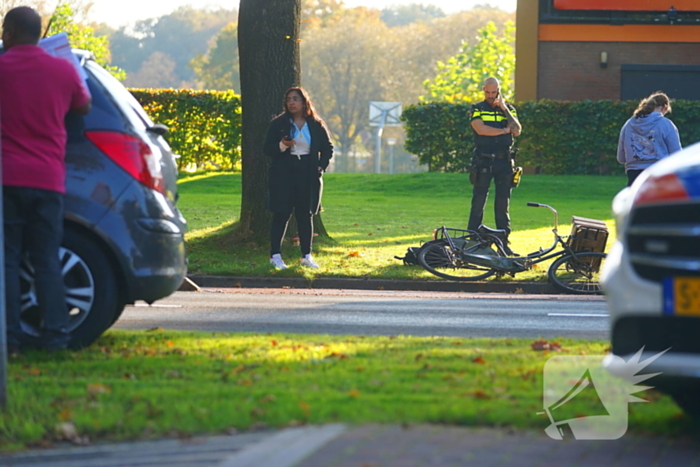 Fietsster ten val bij aanrijding op kruising