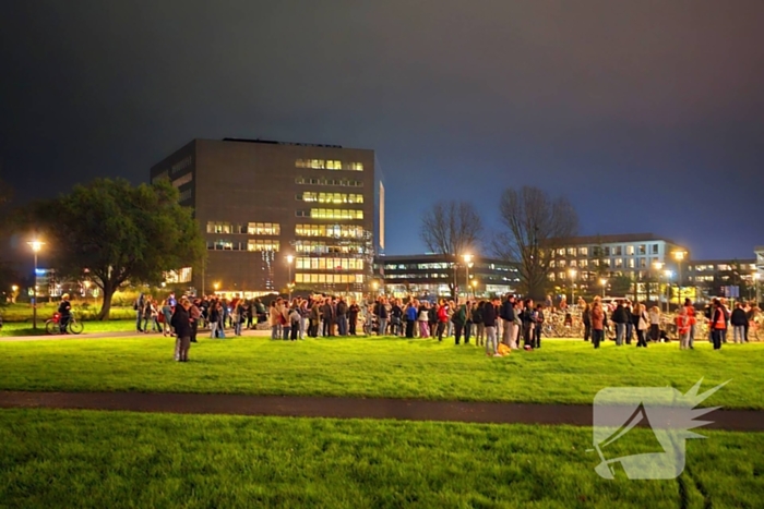 Ruim honderd studenten op straat wegens brand in Forumgebouw