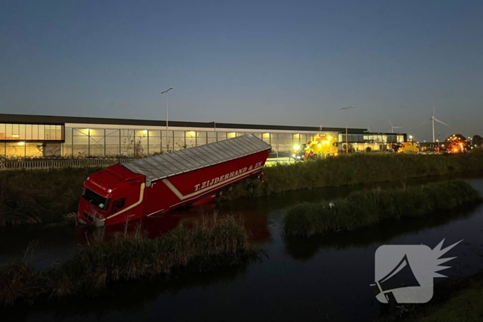 Te water geraakte vrachtwagen geborgen door grote hijskranen