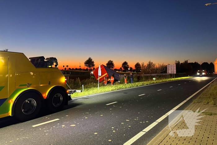 Te water geraakte vrachtwagen geborgen door grote hijskranen