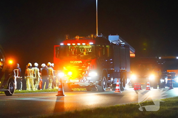 Auto belandt op de kop in de sloot langs provinciale weg