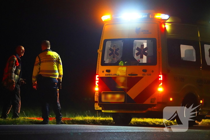 Auto belandt op de kop in de sloot langs provinciale weg