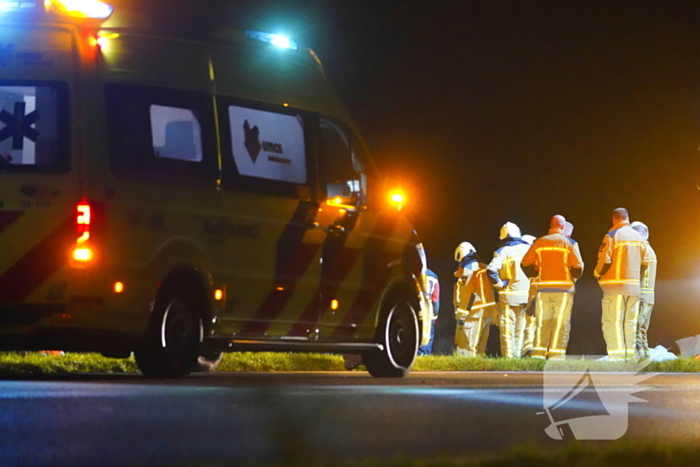 Auto belandt op de kop in de sloot langs provinciale weg