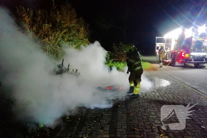 Brandweer dooft in brand gestoken afval