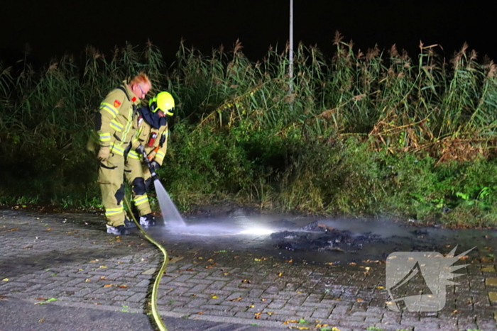 Brandweer dooft in brand gestoken afval