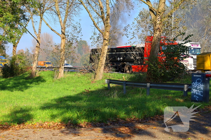 Brandweer blust brandende vrachtwagen