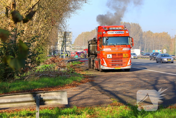 Brandweer blust brandende vrachtwagen