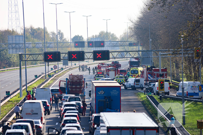 Brandweer blust brandende vrachtwagen