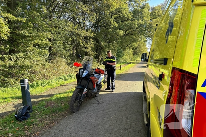 Motorrijder onderuit op zandpad