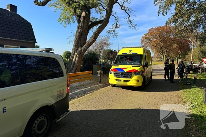 Motorrijder onderuit op zandpad