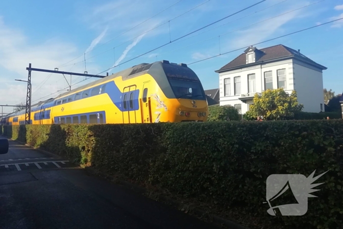 Trein en vrachtwagen botsen op overweg