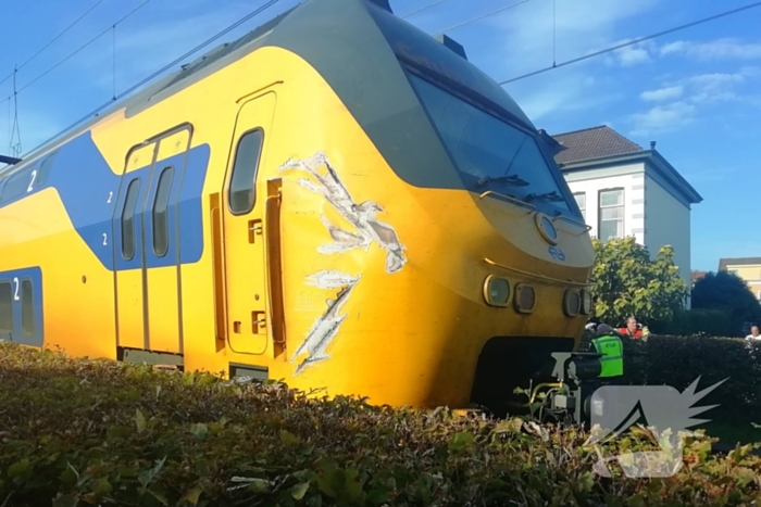 Trein en vrachtwagen botsen op overweg