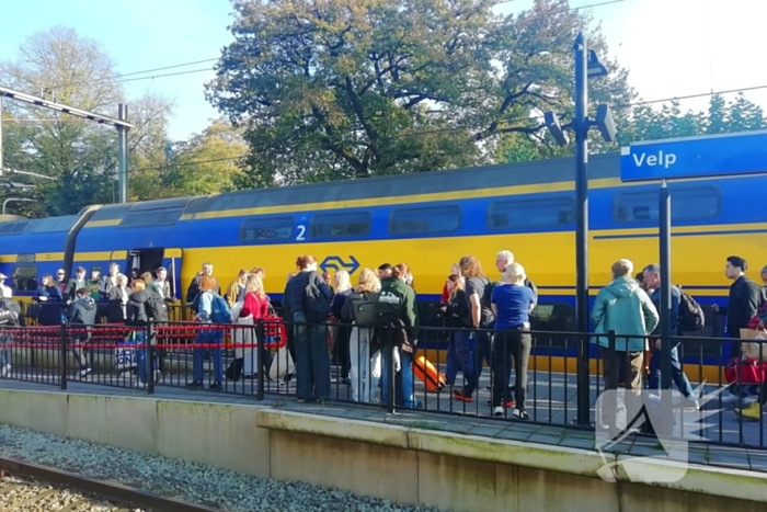 Trein en vrachtwagen botsen op overweg