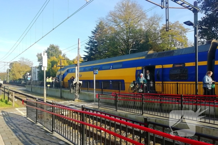 Trein en vrachtwagen botsen op overweg