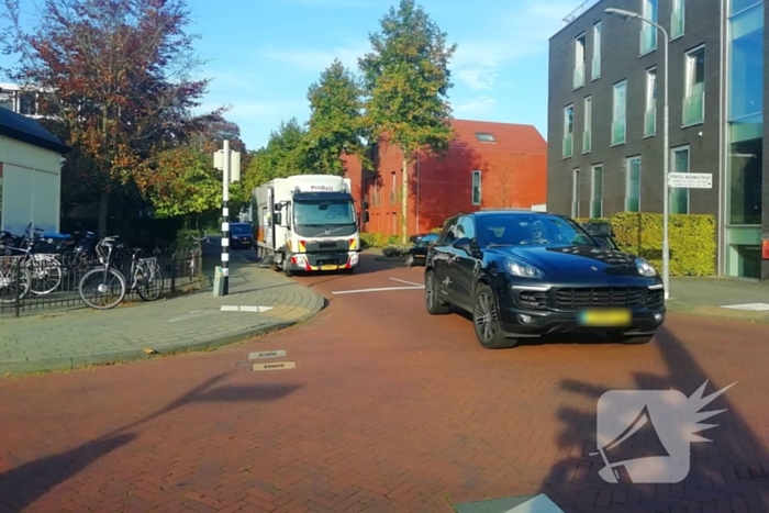 Trein en vrachtwagen botsen op overweg