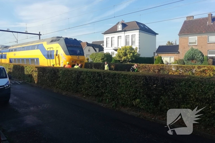 Trein en vrachtwagen botsen op overweg