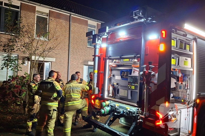 Brandweer blust brand in keuken