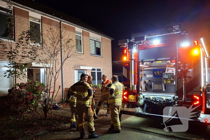 Brandweer blust brand in keuken