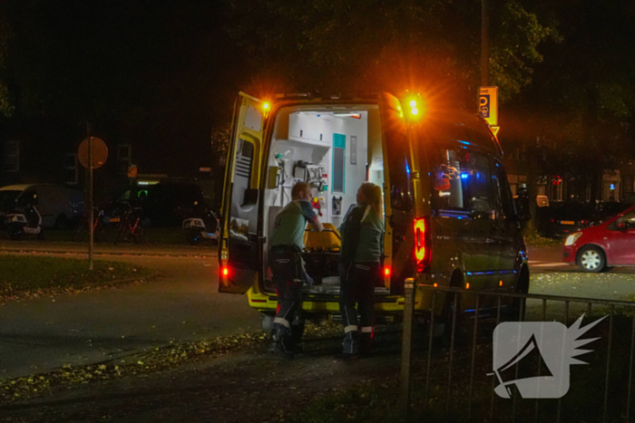 Bezorger gewond bij botsing tegen auto