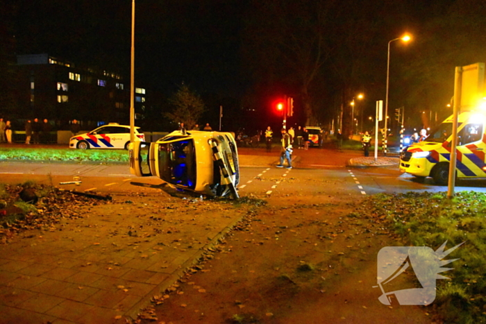 Ravage op kruising: auto belandt op zijkant na harde botsing