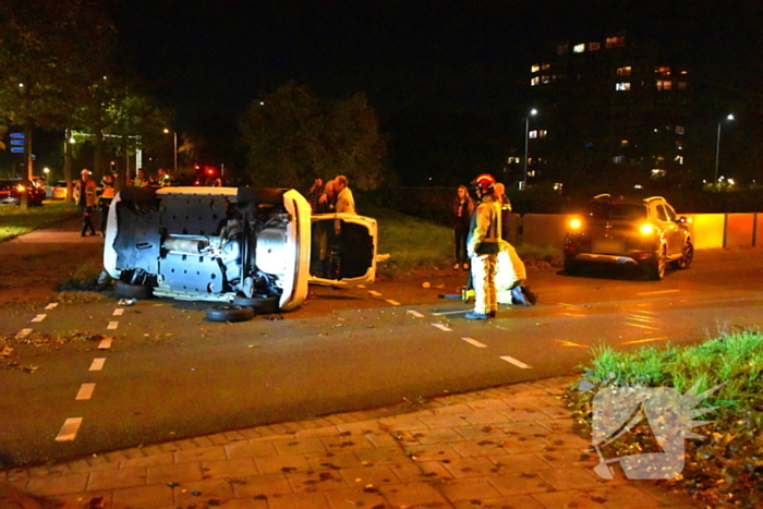 Ravage op kruising: auto belandt op zijkant na harde botsing