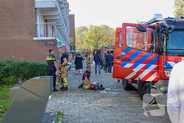 Brandweer ramt deur open wegens brand in flatwoning